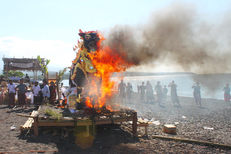 Eindrücke Bilder Resort Umgebung - traditionelle balinesische Feuerbestattungszeremonie