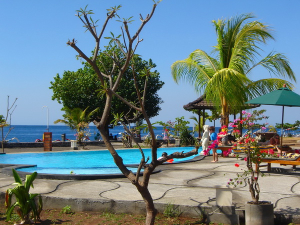 Strandpool im Hotel Uyah Amed & Spa Resort