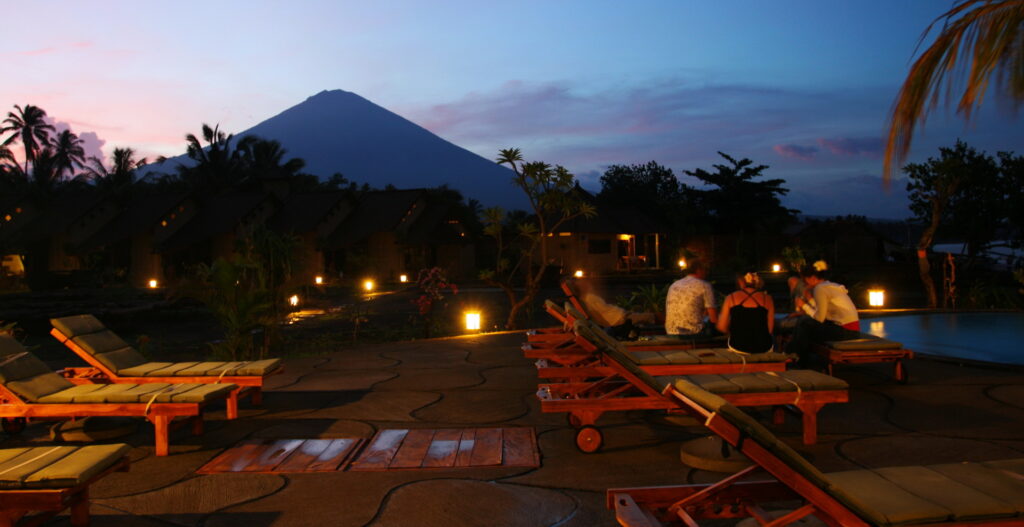 Eindrücke Bilder Resort Umgebung - Blick auf den Berg Agung vom Strandpool