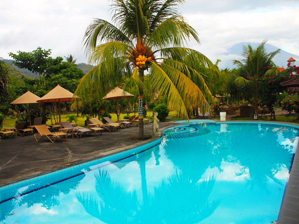 Strandpool im Hotel Uyah Amed & Spa Resort