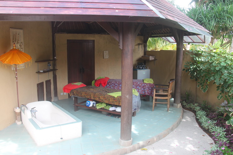 Massagetische und Badewanne im Hotel Uyah Amed SPA