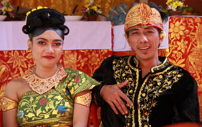 Romantische Balinesische Hochzeitszeremonie Hochzeitsfeier im Hotel Uyah Amed
